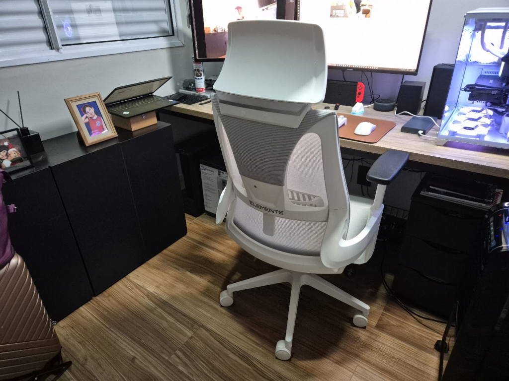 Cadeira Elements Helene Special review – modelo branco e cinza em um setup minimalista.
