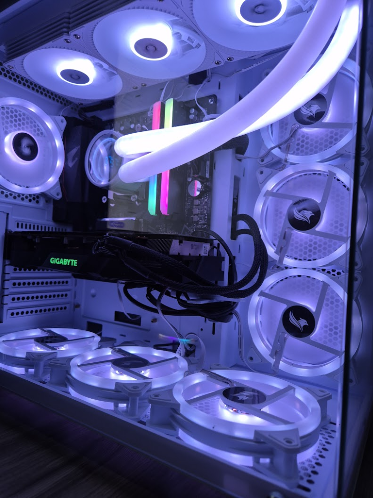 Gabinete Aquário AceGeek Mercury R425 suporta até 10 fans, com ótimo fluxo de ar.